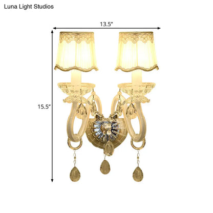 Lámpara de pared tradicional blanca con detalle de cristal transparente y pantalla de tela festoneada