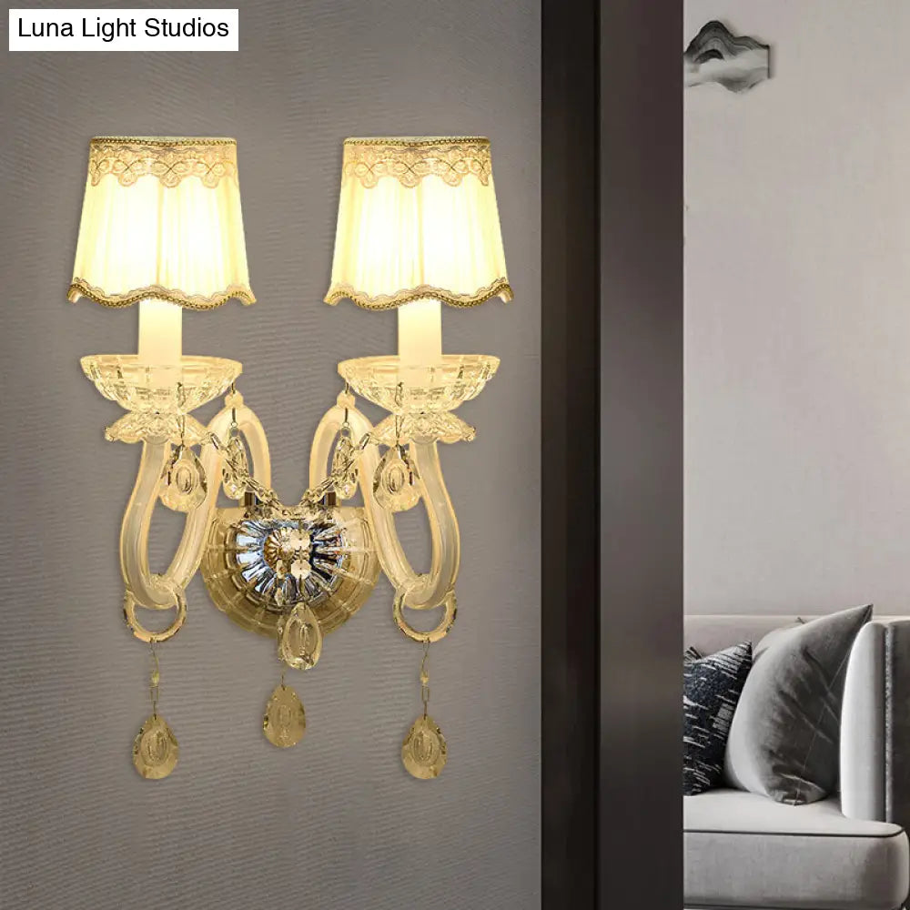 Lámpara de pared tradicional blanca con detalle de cristal transparente y pantalla de tela festoneada