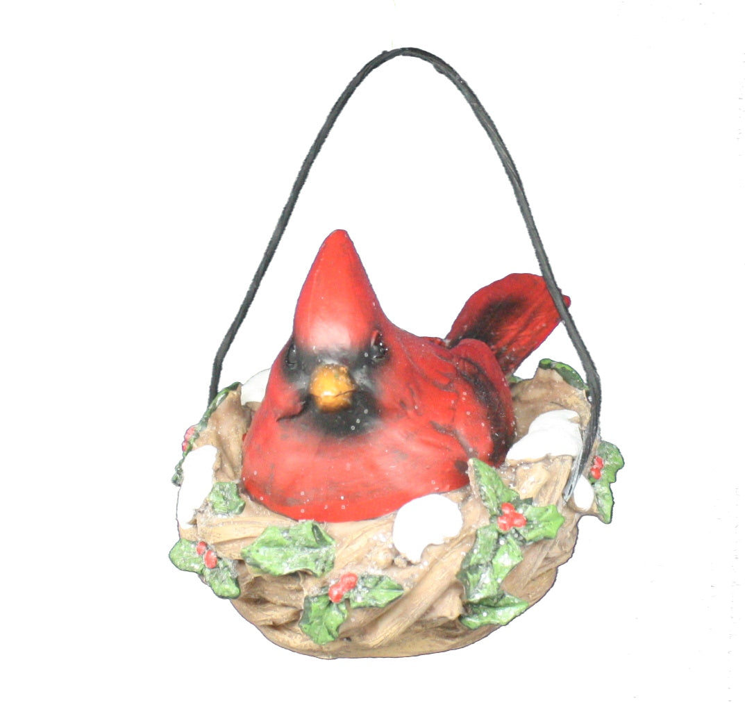 Cardinal en résine dans un nid d'oiseau avec neige et houx