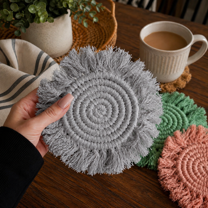 Sous-verres tressés à pompons pastel