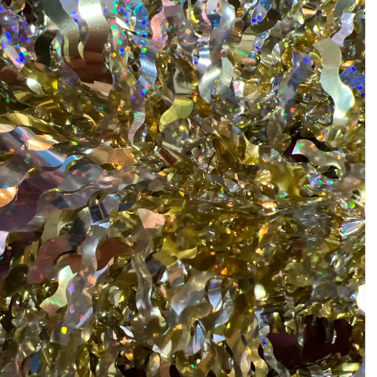 Guirlande holographique argentée et dorée ondulée à 3 plis