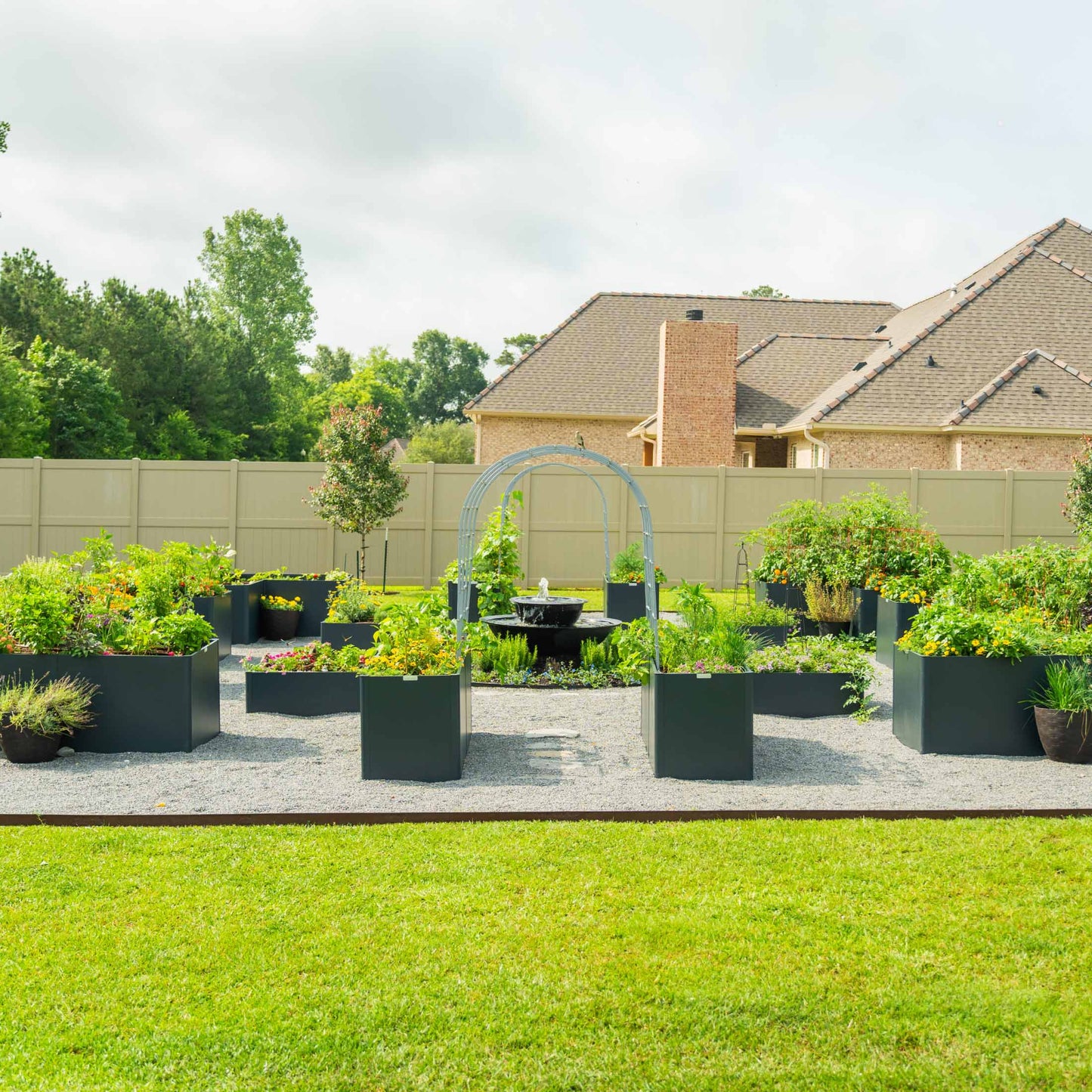 Jardinière surélevée moderne en métal de 43 cm de haut et 68 cm x 134 cm