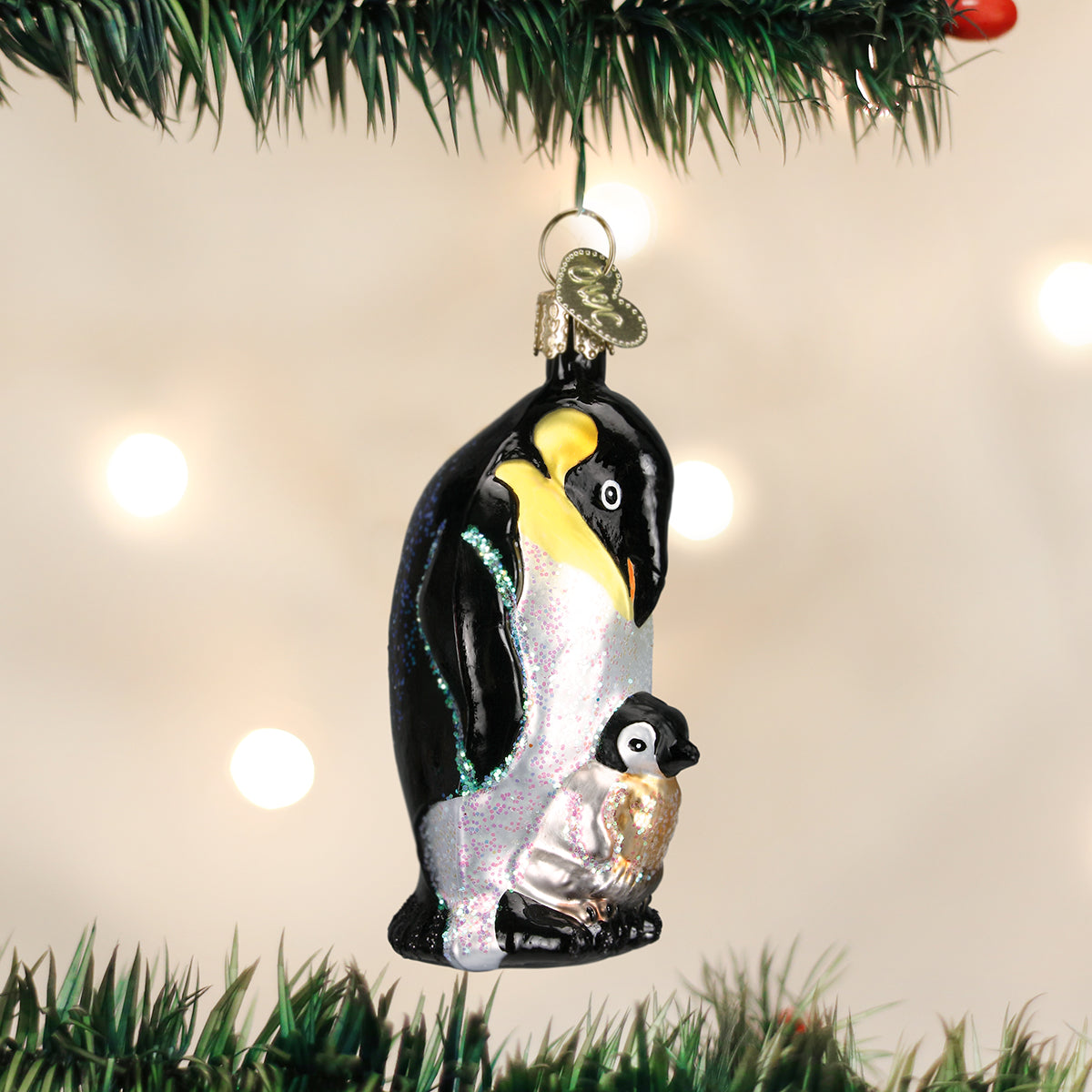 Adorno navideño de pingüino emperador con pollito del Viejo Mundo