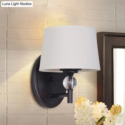 Aplique de pared de tela blanca: estilo moderno con decoración de bola de cristal