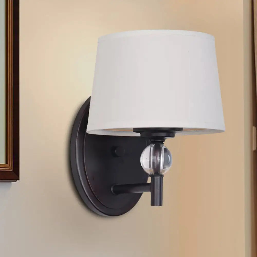 Aplique de pared de tela blanca: estilo moderno con decoración de bola de cristal