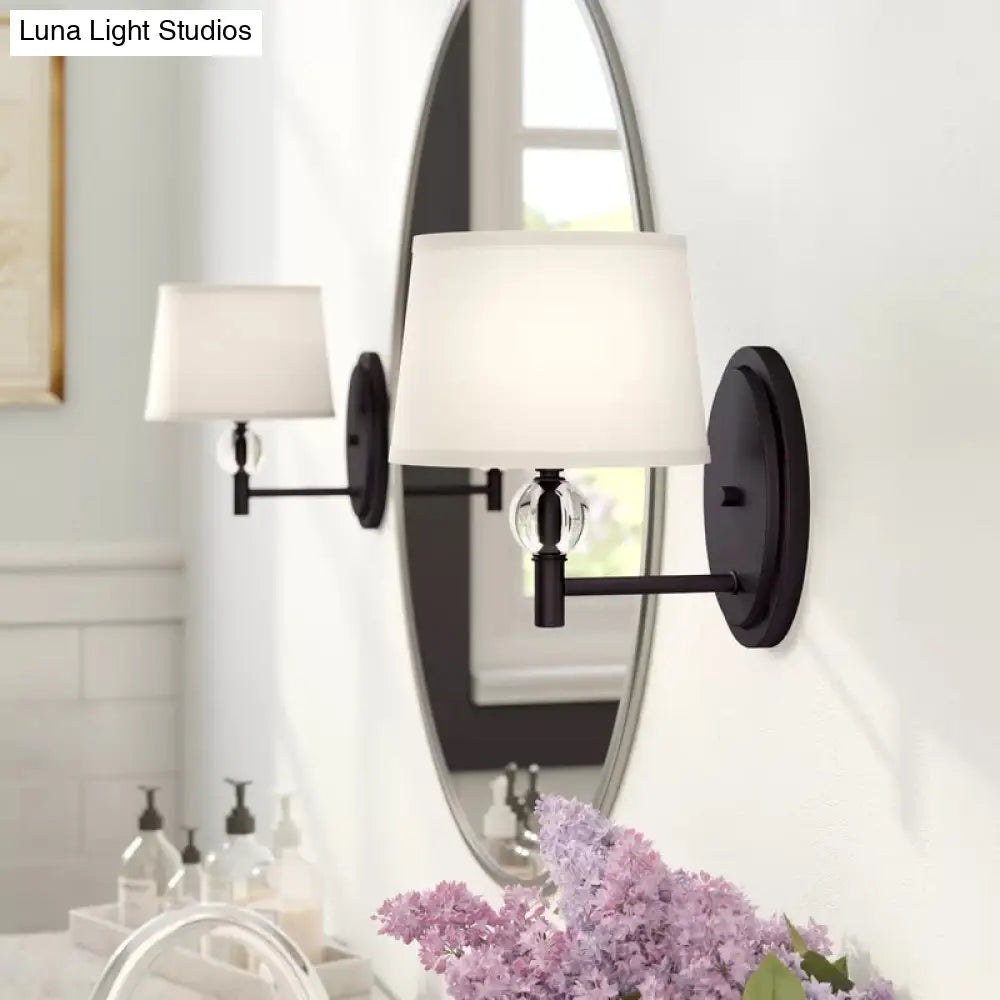Aplique de pared de tela blanca: estilo moderno con decoración de bola de cristal
