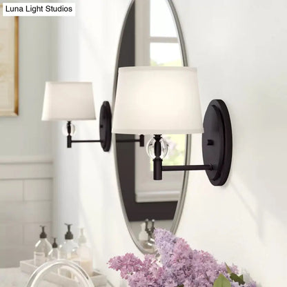 Aplique de pared de tela blanca: estilo moderno con decoración de bola de cristal