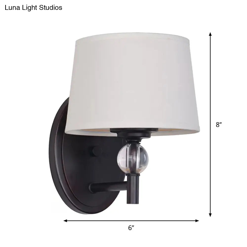 Aplique de pared de tela blanca: estilo moderno con decoración de bola de cristal