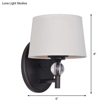 Aplique de pared de tela blanca: estilo moderno con decoración de bola de cristal