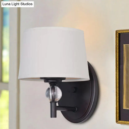 Aplique de pared de tela blanca: estilo moderno con decoración de bola de cristal