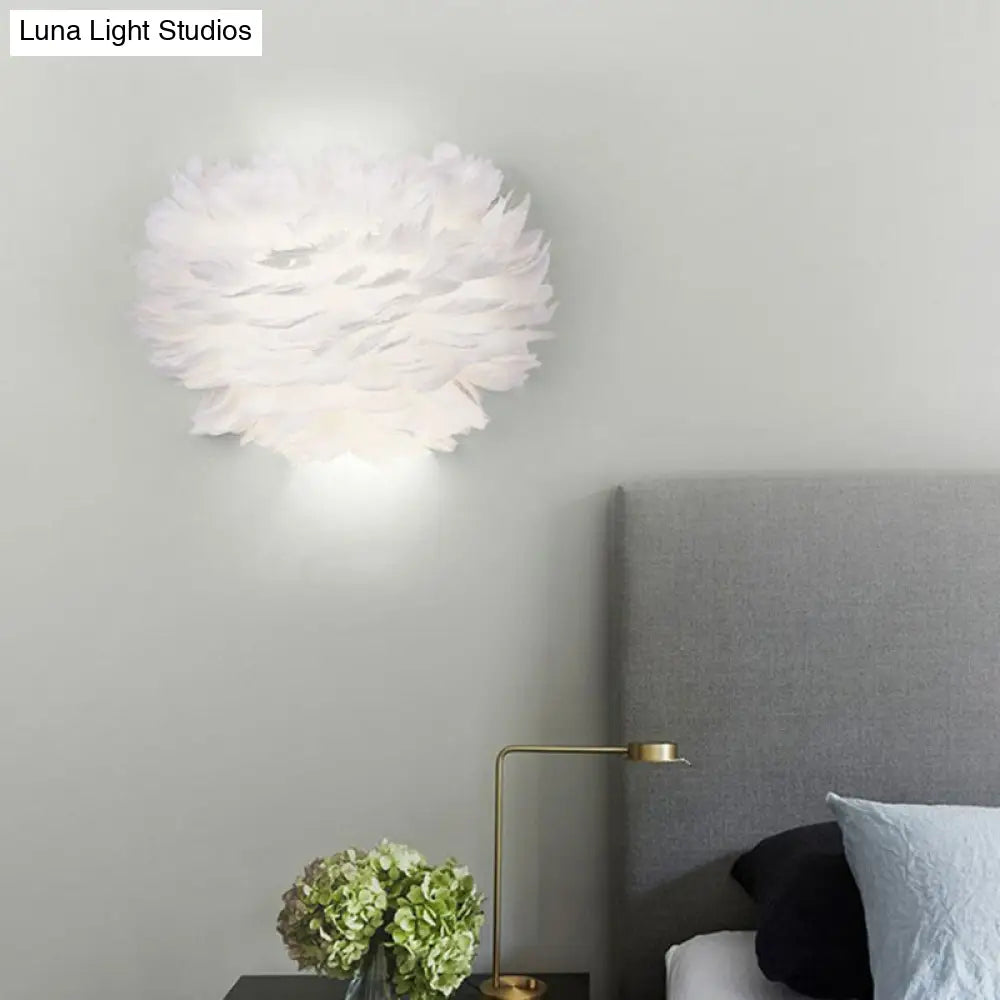Aplique de pared floral blanco - Lámpara de plumas minimalista para dormitorio
