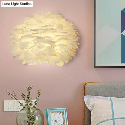 Aplique de pared floral blanco - Lámpara de plumas minimalista para dormitorio