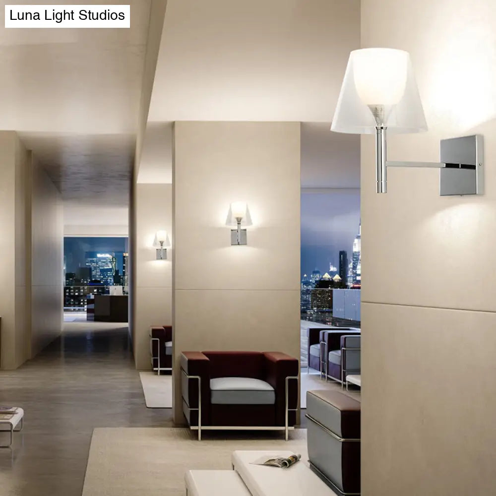 Aplique de pared con forma acampanada de cristal blanco para salones contemporáneos
