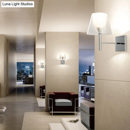Aplique de pared con forma acampanada de cristal blanco para salones contemporáneos