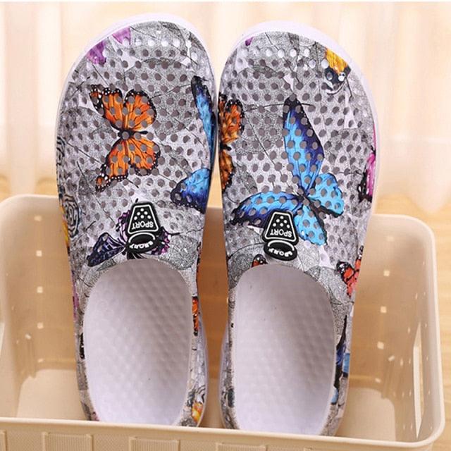 Womens Stevvex butterfly-print slip-on clogs, pair, breathable lightweight home slippers, gray on Tampa Home & Garden Store
