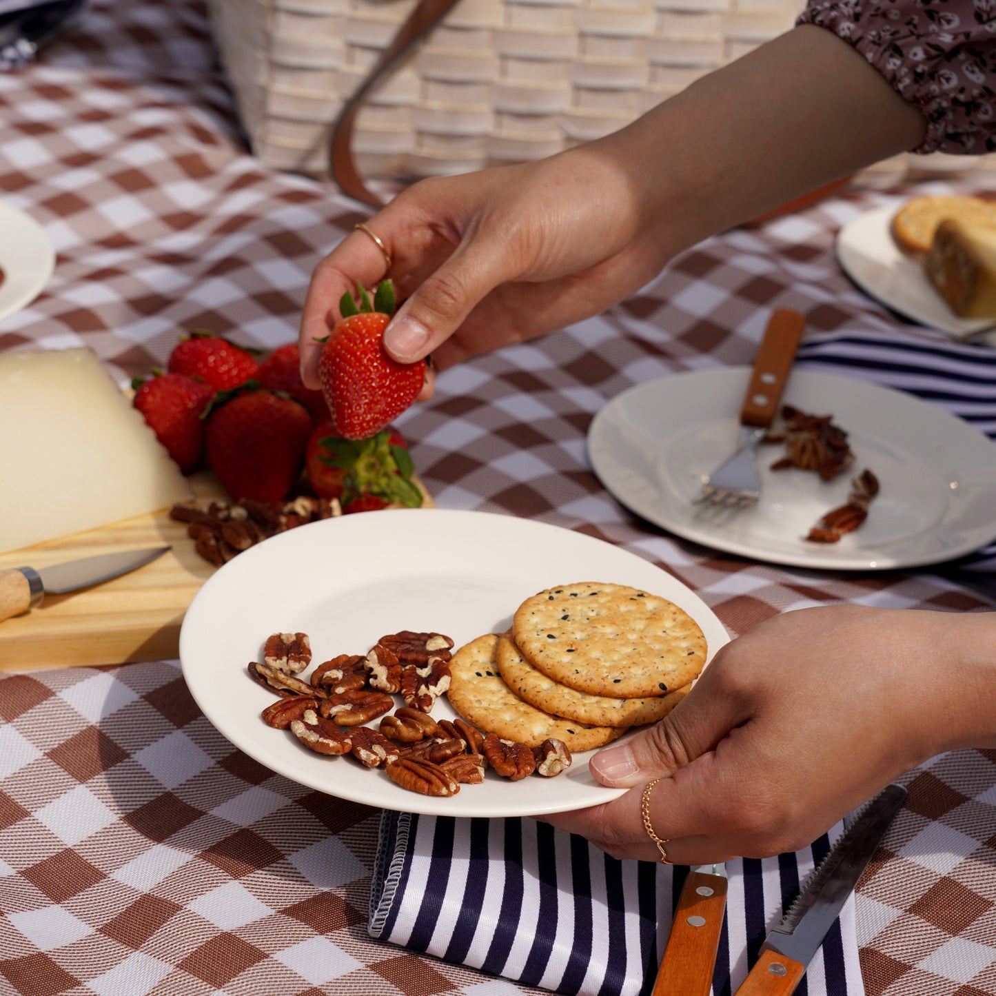 Tahoe Cream Wooden Picnic Basket for Four