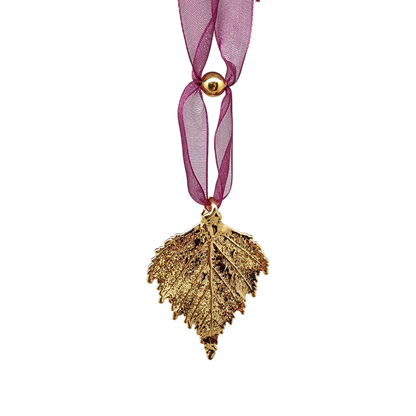 Ornement en feuille de bouleau dorée avec ruban transparent