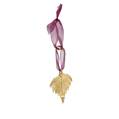 Ornement en feuille de bouleau dorée avec ruban transparent